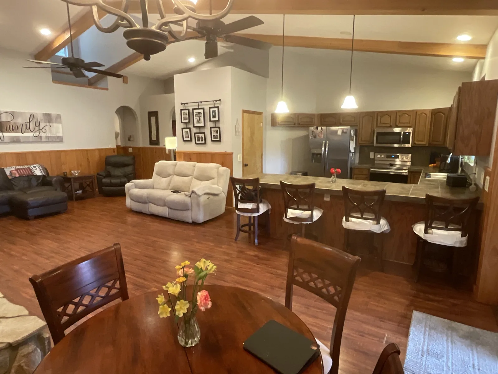 Open-plan great room with vaulted ceiling inside the Leesburg estate home